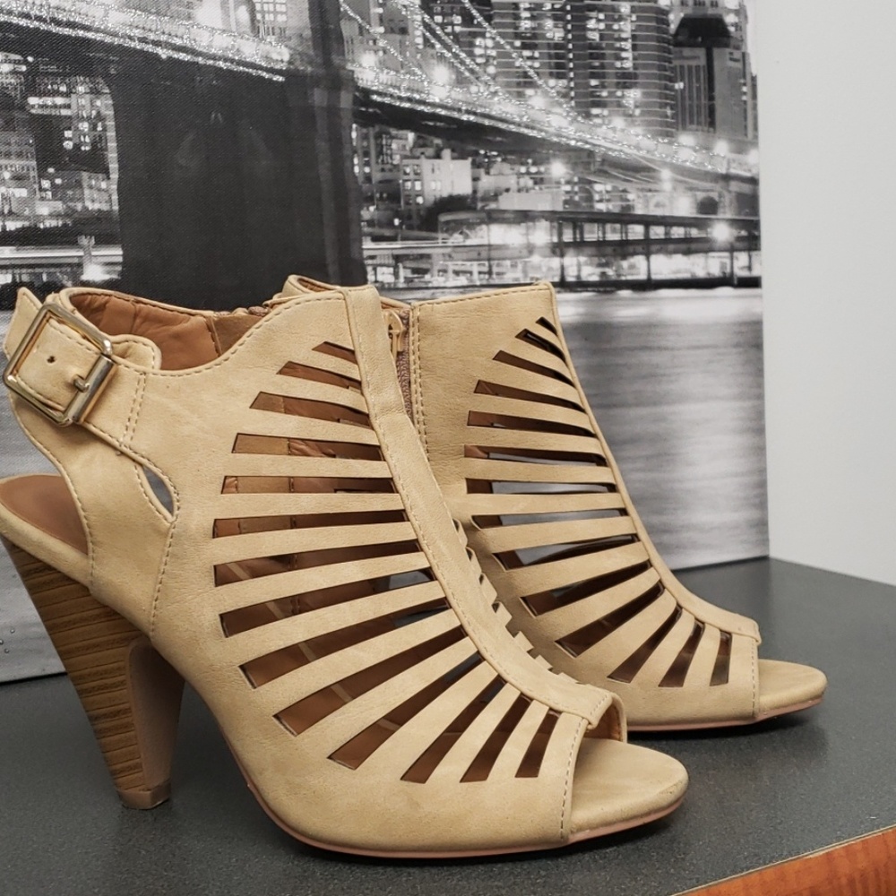 Womens Tan Buckle Bootie SZ 6